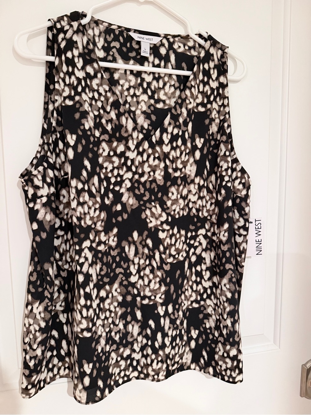 Nine West Black and Cream Patterned V-Neck Sleeveless Top